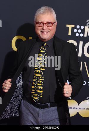 Los Angeles, Kalifornien, USA 13. April 2023 Michael Uslan nimmt am Eröffnungsabend des TCM Classic Film Festival 2023 am TCL Chinese Theatre am 13. April 2023 in Los Angeles, Kalifornien, USA Teil. Foto: Barry King/Alamy Live News Stockfoto