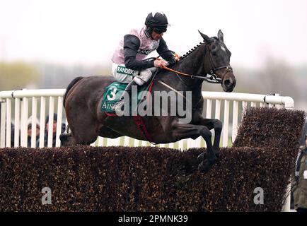 Gerri Colombe, geritten von Jockey Davy Russell, räumte einen Zaun auf dem Weg, den Air Charter Service Mildmay Novice' Chase am zweiten Tag des Randox Grand National Festivals auf der Aintree Rennbahn, Liverpool zu gewinnen. Foto: Freitag, 14. April 2023. Stockfoto