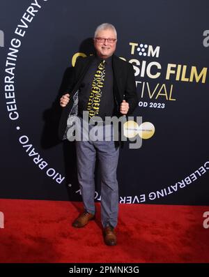 Los Angeles, Kalifornien, USA 13. April 2023 Michael Uslan nimmt am Eröffnungsabend des TCM Classic Film Festival 2023 am TCL Chinese Theatre am 13. April 2023 in Los Angeles, Kalifornien, USA Teil. Foto: Barry King/Alamy Live News Stockfoto