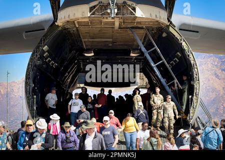 Airshow-Fans besichtigen eine US Air Force C-5 Galaxy im 2023 Thunder and Lightning Over Arizona. Stockfoto