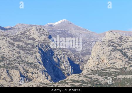 Canyon Mala Paklenica und Velebit Gipfel Heiliger Hügel im Hintergrund, Kroatien Stockfoto