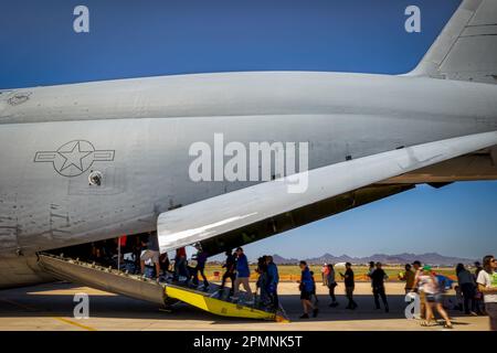 Airshow-Fans besichtigen eine US Air Force C-5 Galaxy im 2023 Thunder and Lightning Over Arizona. Stockfoto