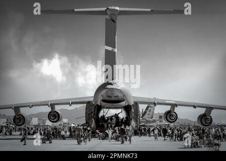 Airshow-Fans besichtigen eine US Air Force C-5 Galaxy im 2023 Thunder and Lightning Over Arizona. Stockfoto