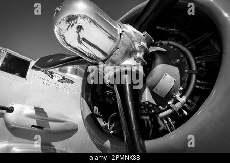 Der Motor eines B-25 Mitchell Bombers auf der 2023 Thunder and Lightning über Arizona in Tucson, Arizona. Stockfoto