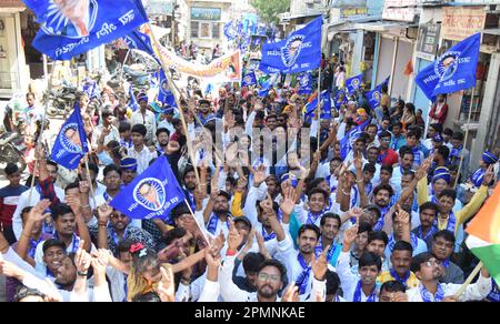 Beawar, Rajasthan, Indien, 14. April 2023: Mitglieder der Dalit-Gemeinde nehmen an einer Prozession Teil und halten die Flaggen von Babasaheb Bhimrao Ambedkar zu seinem Geburtstag in Beawar. Ambedkar Jayanti wird am 14. April gefeiert, um den Geburtstag von Dr. Bhimrao Ambedkar zu feiern, der auch als „Vater der indischen Verfassung“ in Erinnerung ist. Ambedkar war ein indischer Jurist, Ökonom, Politiker und Sozialreformer, der die buddhistische Bewegung Dalit inspirierte. Kredit: Sumit Saraswat/Alamy Live News Stockfoto