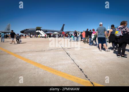 Eine Reihe von Flugshow-Fans warten darauf, einen Air Force KC-135 Stratotanker im 2023 Thunder and Lightning Over Arizona in Tucson, Arizona, zu besichtigen. Stockfoto