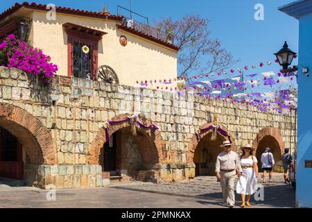 Touristen zu Fuß im historischen Zentrum von Oaxaca, Mexiko Stockfoto