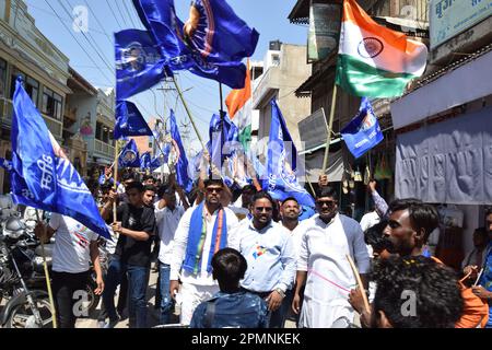 Beawar, Rajasthan, Indien, 14. April 2023: Mitglieder der Dalit-Gemeinde nehmen an einer Prozession Teil und halten die Flaggen von Babasaheb Bhimrao Ambedkar zu seinem Geburtstag in Beawar. Ambedkar Jayanti wird am 14. April gefeiert, um den Geburtstag von Dr. Bhimrao Ambedkar zu feiern, der auch als „Vater der indischen Verfassung“ in Erinnerung ist. Ambedkar war ein indischer Jurist, Ökonom, Politiker und Sozialreformer, der die buddhistische Bewegung Dalit inspirierte. Kredit: Sumit Saraswat/Alamy Live News Stockfoto