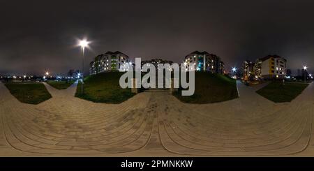 360 Grad Panorama Ansicht von Nacht 360 Stunden Panorama in der Nähe von Betontreppen inmitten eines modernen mehrstöckigen Mehrfamilienwohnkomplexes der Stadtentwicklung in Equirectangu