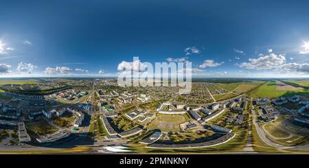 360 Grad Panorama Ansicht von Aus der Vogelperspektive aus dem 360. Jahrhundert aus der Vogelperspektive auf den Wohnkomplex in der Provinzstadt in gleicheckiger, nahtloser, sphärischer Projektion. Kann verwendet werden