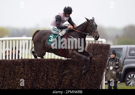 Gerri Colombe, geritten von Jockey Davy Russell, räumte einen Zaun auf dem Weg, den Air Charter Service Mildmay Novice' Chase am zweiten Tag des Randox Grand National Festivals auf der Aintree Rennbahn, Liverpool zu gewinnen. Foto: Freitag, 14. April 2023. Stockfoto