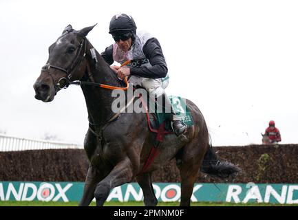 Gerri Colombe reitete von Davy Russell auf dem Weg, den Air Charter Service Mildmay Novice' Chase am zweiten Tag des Randox Grand National Festivals auf der Rennbahn Aintree, Liverpool, zu gewinnen. Foto: Freitag, 14. April 2023. Stockfoto