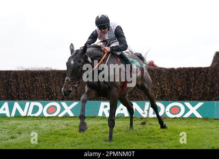 Gerri Colombe reitete von Davy Russell auf dem Weg, den Air Charter Service Mildmay Novice' Chase am zweiten Tag des Randox Grand National Festivals auf der Rennbahn Aintree, Liverpool, zu gewinnen. Foto: Freitag, 14. April 2023. Stockfoto