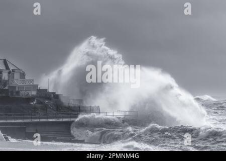 Ein sehr harter Tag mit bergigen Meeren bei Flut in Selsey in West Sussex Stockfoto