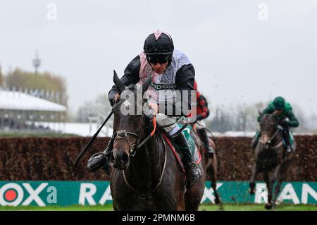 Gerri Colombe Ridden by Davy Russell gewinnt die Air Charter Service Mildmay Novice' Chase während des Randox Grand National Festivals 2023 Ladies Day in Aintree Racecourse, Liverpool, Großbritannien, 14. April 2023 (Foto von Conor Molloy/News Images) Stockfoto