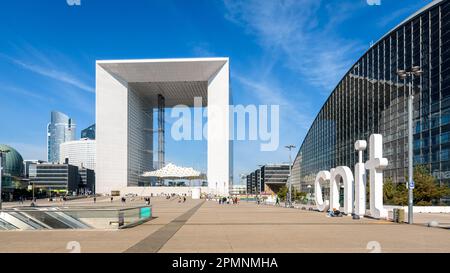 Panoramablick auf den Parvis de la Defense mit den Gebäuden La Grande Arche und CNIT im Geschäftsviertel La Defense an einem sonnigen Tag. Stockfoto