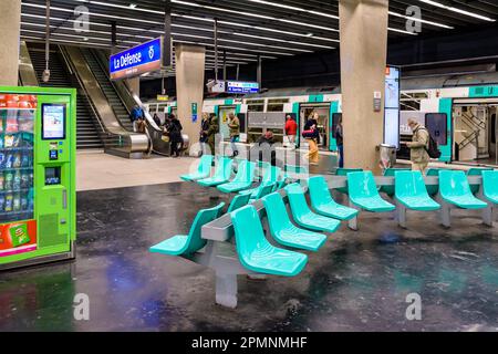 An der U-Bahn-Station La Defense steigen die Passagiere auf der Linie A des RER-Netzes der Region Ile-de-France aus. Stockfoto