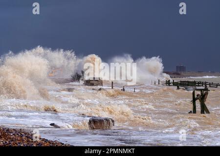 Kletterstrand in der Nähe von Littlehampton in West Sussex bei einem Wintersturm Stockfoto