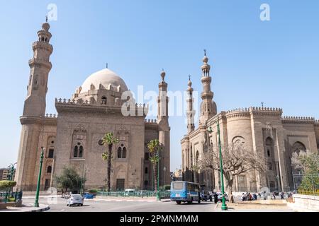 Blick auf die Moschee-Madrasa von Sultan Hasan und die Al-Rifai Moschee in Kairo, Ägypten Stockfoto