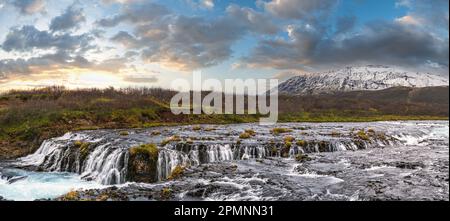 Malerischer Wasserfall Bruarfoss Herbstansicht. Die Jahreszeit ändert sich im südlichen Hochland Islands. Stockfoto
