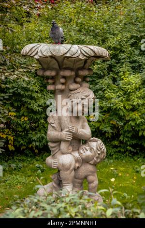 Svetlogorsk, Region Kaliningrad, Russland - 30. September 2021: Skulptur spielender Kinder und Vasen Stockfoto