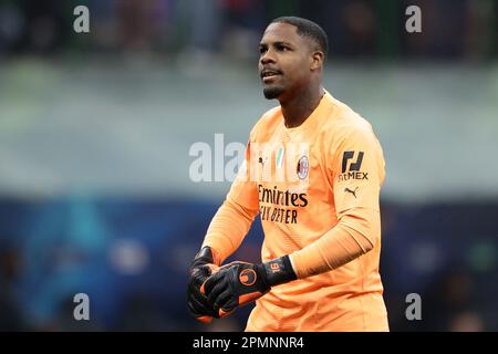 Mailand, Italien. 12. April 2023. Mike Maignan vom AC Mailand während des UEFA Champions League-Spiels in Giuseppe Meazza, Mailand. Der Bildausdruck sollte lauten: Jonathan Moscrop/Sportimage Credit: Sportimage/Alamy Live News Stockfoto