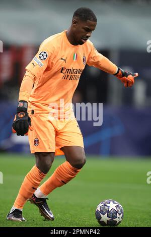 Mailand, Italien. 12. April 2023. Mike Maignan vom AC Mailand während des UEFA Champions League-Spiels in Giuseppe Meazza, Mailand. Der Bildausdruck sollte lauten: Jonathan Moscrop/Sportimage Credit: Sportimage/Alamy Live News Stockfoto