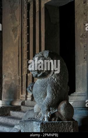 12 12 2006 Eine große Steinstatue eines Löwen, der einen der antiken hinduistischen Tempel in den Höhlen der Insel Elephanta vor der Küste von Mumbai bewacht, früher Stockfoto