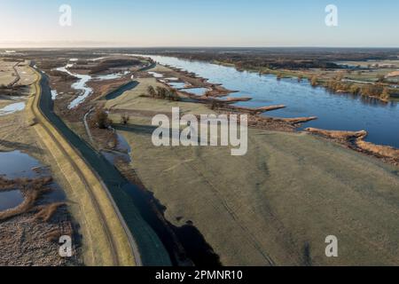 Luftaufnahme des neuen Deichenbaus weiter im Inland als der alte Deich, Hochwasserschutz, Elbe in der Nähe des Dorfes Lenzen, Deiche ist Teil des Elbzyklus r Stockfoto