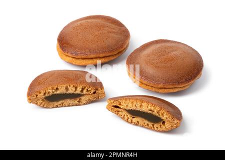 Ganze und halbierte japanische Dorayaki isoliert auf weißem Hintergrund Nahaufnahme Stockfoto