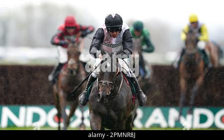 Gerri Colombe Ridden by Davy Russell gewinnt am zweiten Tag des Randox Grand National Festivals auf der Rennbahn Aintree, Liverpool, den Air Charter Service Mildmay Novice' Chase. Foto: Freitag, 14. April 2023. Stockfoto