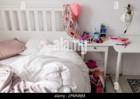 Chaos nach dem Spiel im Zimmer des Mädchens. Verstreute Spielzeuge Stockfoto