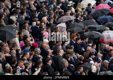 Am zweiten Tag des Randox Grand National Festivals auf der Aintree Racecourse in Liverpool erwarten die Rennfahrer das zweite Rennen unter nassen Bedingungen. Foto: Freitag, 14. April 2023. Stockfoto