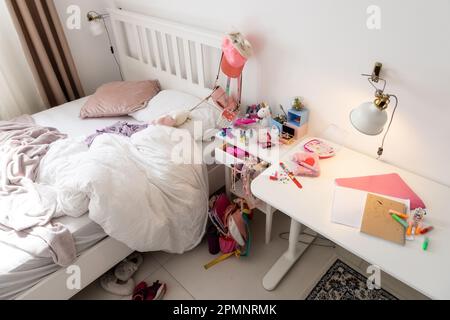 Chaos nach dem Spiel im Zimmer des Mädchens. Verstreute Spielzeuge Stockfoto