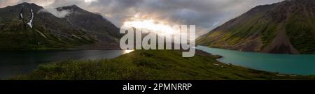 Atemberaubende aussicht auf die Berggipfel und sowohl den Symphony Lake als auch den Eagle Lake im Hinterland der Chugach Mountains im Chugach State Park in der Nähe... Stockfoto