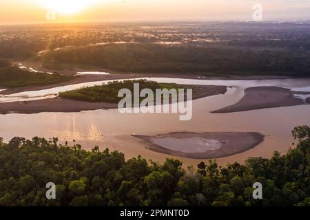 Luftaufnahme der Flüsse und der bewaldeten Landschaft des Tambopata Reservats im Amazonasbecken im Südosten Perus in der Abenddämmerung Stockfoto