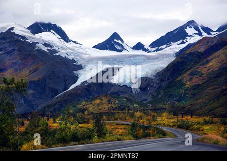 Wunderschöner Herbstblick auf den Worthington Glacier in Alaska am Richardson Highway; Alaska, Vereinigte Staaten von Amerika Stockfoto