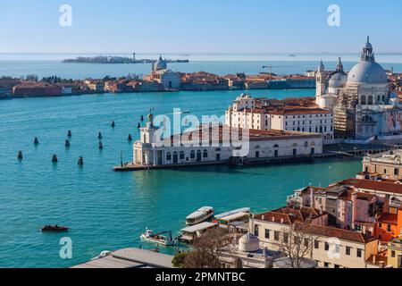 Venezianische Lagune und Hafeneingang in die Stadt Venedig mit Chiesa Santa Maria della Salute auf der Punta della Dogana, von der Glocke aus gesehen... Stockfoto