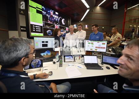 Cayenne, Frankreich. 14. April 2023. König Philippe - Filip von Belgien und Prinz Gabriel, die bei einem königlichen Besuch zur Eröffnung der ESA-Jupiter Icy Moons Explorer Mission „Juice“ vom Guayana Space Centre in Kourou, Französisch-Guayana, Frankreich, am Freitag, den 14. April 2023 fotografiert wurden. Der Start musste aufgrund schlechter Wetterbedingungen am Donnerstag um 24 Stunden auf Freitag verschoben werden. BELGA PHOTO POOL ERIC LALMAND Kredit: Belga News Agency/Alamy Live News Stockfoto