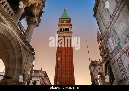 Blick auf den Markusplatz Campanile und den Dogenpalast auf der Piazza San Marco in der Abenddämmerung; Veneto, Venedig, Italien Stockfoto