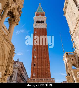 Blick auf den Markusplatz und den Dogenpalast auf der Piazza San Marco; Veneto, Venedig, Italien Stockfoto