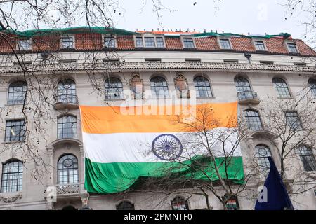 Diplomatische Mitarbeiter der indischen Hochkommissarin winken eine große Tricolor auf dem Dach, während Aktivisten unter ihnen gegen die Verhaftungen von Sikhs in Punjab protestieren. Stockfoto