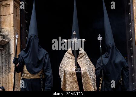 Bußgänger mit schwarzen, spitzen Kapuzen, Prozess von St. Mary Major Church während einer Heiligen Woche oder Semana Santa am Karfreitag, 6. April 2023 in Ronda, Spanien. Ronda, die sich im 6. Jahrhundert v. Chr. niedergelassen hat, hält seit über 500 Jahren Heilige Woche-Prozessionen ab. Kredit: Richard Ellis/Richard Ellis/Alamy Live News Stockfoto