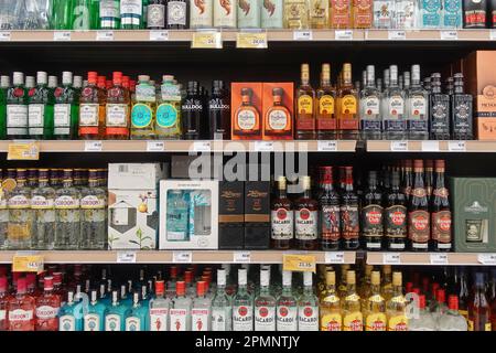 Athen, Griechenland - 6. März 2023: Tequila Gin und Rum Alkohol Getränkeflaschen verschiedene Etiketten zum Verkauf im Spirituosengeschäft.