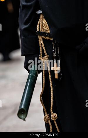 Ein Kreuz und Rosenkranz hängen am Seilgürtel eines Buhns während einer Karfreitagsprozession aus St. Mary Major Church in der Heiligen Woche oder Semana Santa, 6. April 2023 in Ronda, Spanien. Ronda, die sich im 6. Jahrhundert v. Chr. niedergelassen hat, hält seit über 500 Jahren Heilige Woche-Prozessionen ab. Kredit: Richard Ellis/Richard Ellis/Alamy Live News Stockfoto