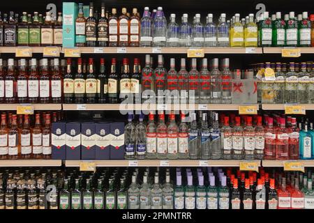 Athen, Griechenland - 6. März 2023: Whisky Wodka und Gin alkoholische Getränke Flaschen sind im Spirituosengeschäft ausgestellt.