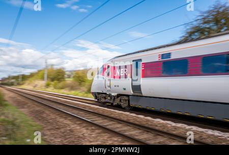 Die neue LNER Azuma elektrische Zug auf der East Coast Mainline, England, UK. Stockfoto