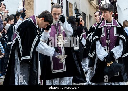 Altarkinder führen einen Prozess von Jesus der Säule während der Heiligen Woche oder Semana Santa am Karfreitag aus St. Mary Major Church, 6. April 2023 in Ronda, Spanien. Ronda, die sich im 6. Jahrhundert v. Chr. niedergelassen hat, hält seit über 500 Jahren Heilige Woche-Prozessionen ab. Kredit: Richard Ellis/Richard Ellis/Alamy Live News Stockfoto