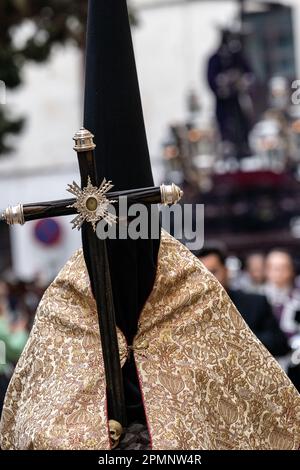 Bußgänger mit schwarzen, spitzen Kapuzen, Prozess von St. Mary Major Church während einer Heiligen Woche oder Semana Santa am Karfreitag, 6. April 2023 in Ronda, Spanien. Ronda, die sich im 6. Jahrhundert v. Chr. niedergelassen hat, hält seit über 500 Jahren Heilige Woche-Prozessionen ab. Kredit: Richard Ellis/Richard Ellis/Alamy Live News Stockfoto