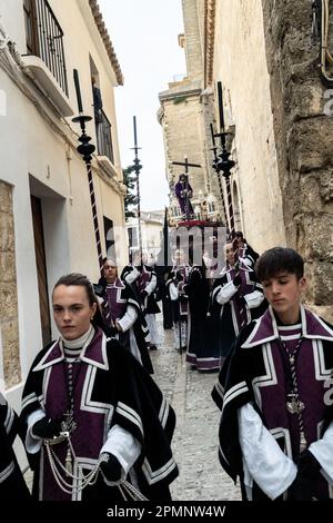 Altarkinder führen einen Prozess von Jesus der Säule während der Heiligen Woche oder Semana Santa am Karfreitag aus St. Mary Major Church, 6. April 2023 in Ronda, Spanien. Ronda, die sich im 6. Jahrhundert v. Chr. niedergelassen hat, hält seit über 500 Jahren Heilige Woche-Prozessionen ab. Kredit: Richard Ellis/Richard Ellis/Alamy Live News Stockfoto